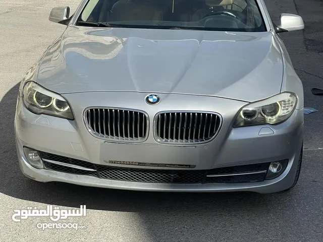 بي ام دبليو 520i لون فضي توين تيربو انجكشن