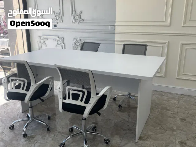 طاولة اجتماعات بالكراسي دوار