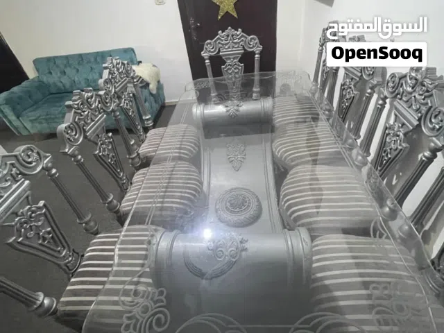 طاوله سفره مع كراسي مستعملة اسبوع فقط الخشب جيد ولا يريد تنجيد