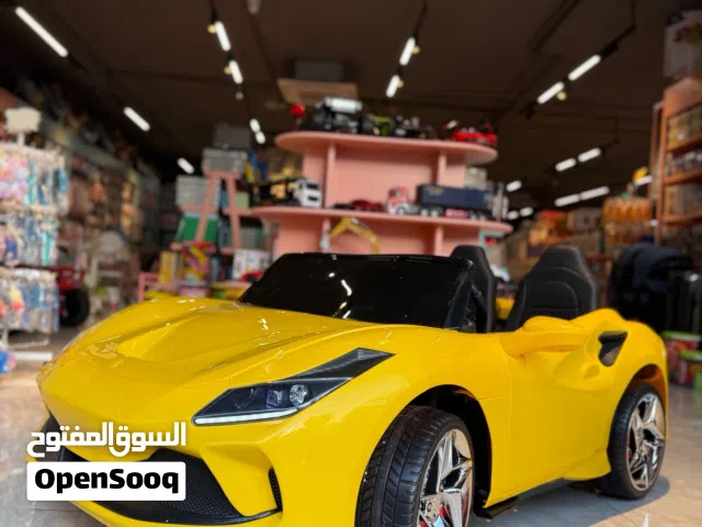 سيارة اطفال فيراري باللونين الأبيض والاصفر