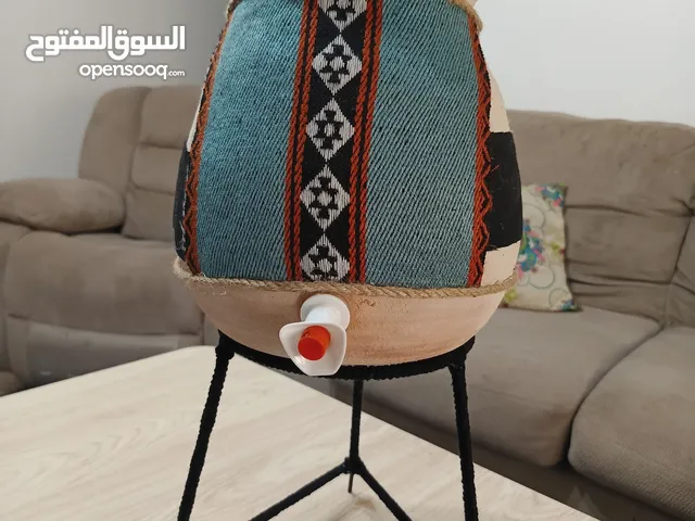 زير فخار مزين بنمط تراثي سعته 7 لتر مع القاعدة المتينه والحنفيه المثبته والغطاء الفخاري