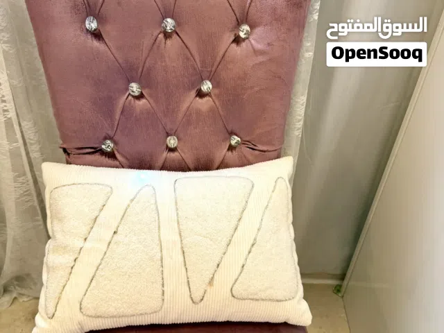 كرسي راقي من مخمل عليه عليه فصوص وشنطة kinzo للطلعات