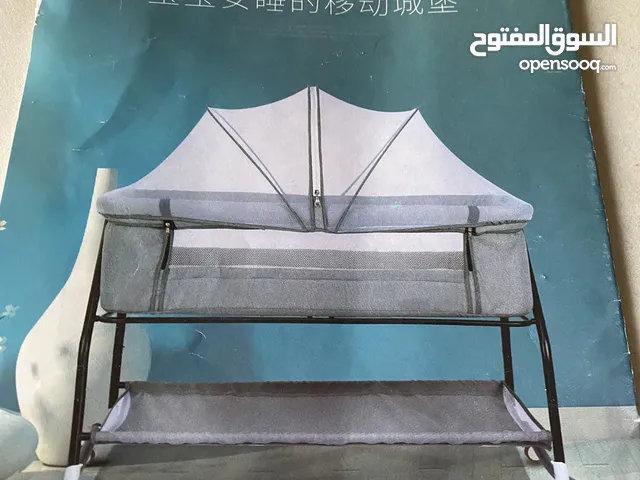 سرير اطفال يفتح من جهه الام عملي ومتين
