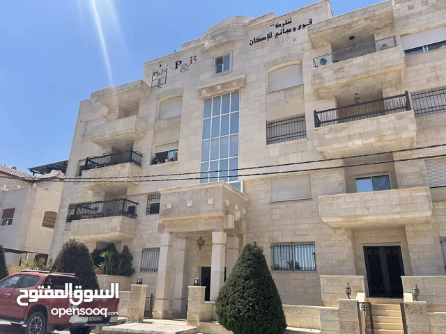 شقة شبه أرضي للإيجار معها ساحة 200 متر مربع