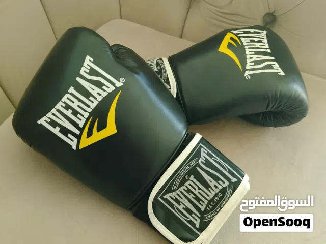 عرض كفوف ملاكمه من ماركه عرض  عرض مميز العالميه Everlast (إيفرلاست،.  حجم الكف 14oz بحاله ممتازه جدا