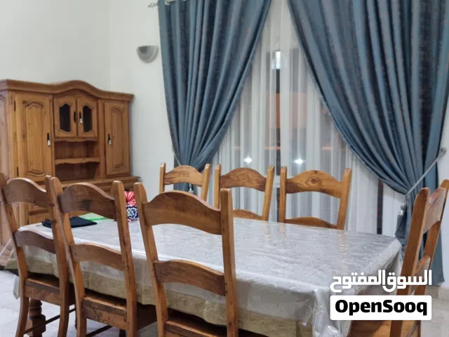 غرفة طعام مكونه من طاولة و7 كراسي وبوفيه خشبي