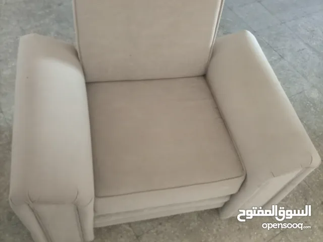 كرسي مستعمل للبيع  بحاله جيده جدا. القماش.ممتاز مرفوع عن الأرض ب قواعد