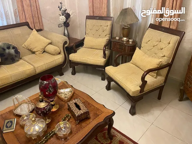 طقم كنب ملوكي كامل مع طربيزاتو تفصيل خشب زان إستعمال بسيط جدا بحال الوكالة للبيع