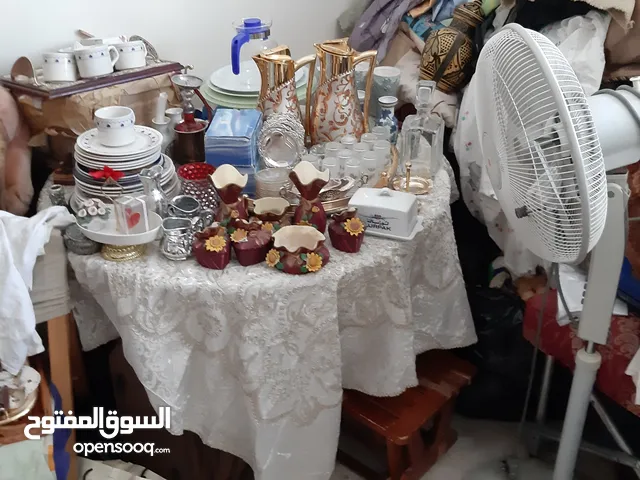 للبيع طاولة خشبية دائرية مع الكراسي