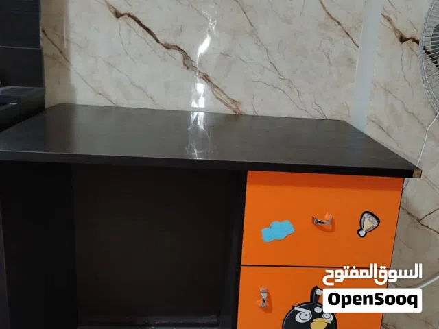 مكتب للدراسة بحالة ممتازة