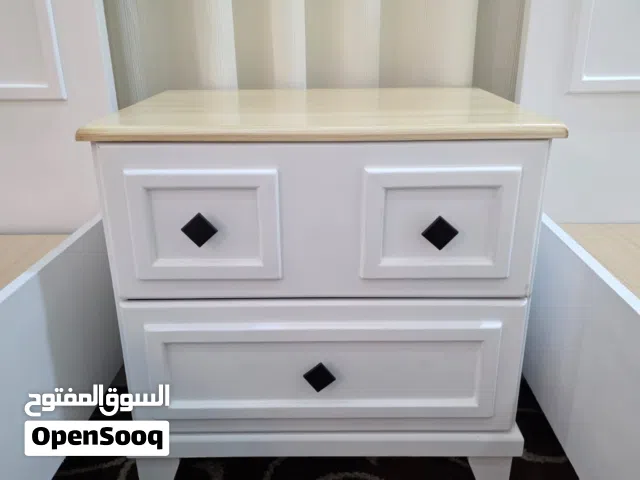 غرفة شبابية لون ابيض وبيج خشابي