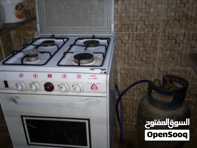 بوتاجاز ماركه نصر جاز لونه ابيض بحاله ممتازه بالغطاء الزجاجي 4 عيون متوسط الحجم