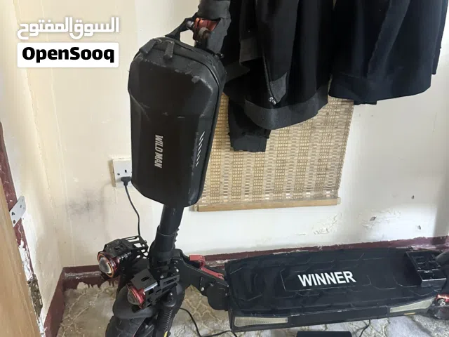 سكوتر WINNER.   2000 واط  48 فولد  السرعه 45 بين 50 حقيقيه  يمشيك 30 كيلو  استعمال شهرين
