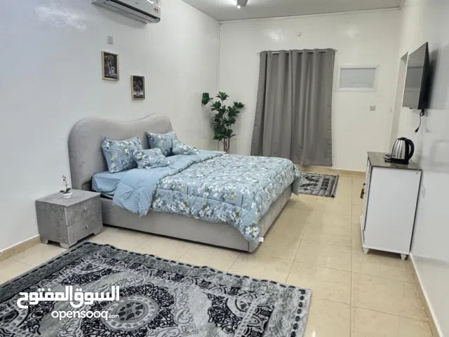 غرفة للإيجار اليومي...الموقع فرق خلف جراند ولولو وموقع في حي تراث وبركه الموز خلف الجامعه