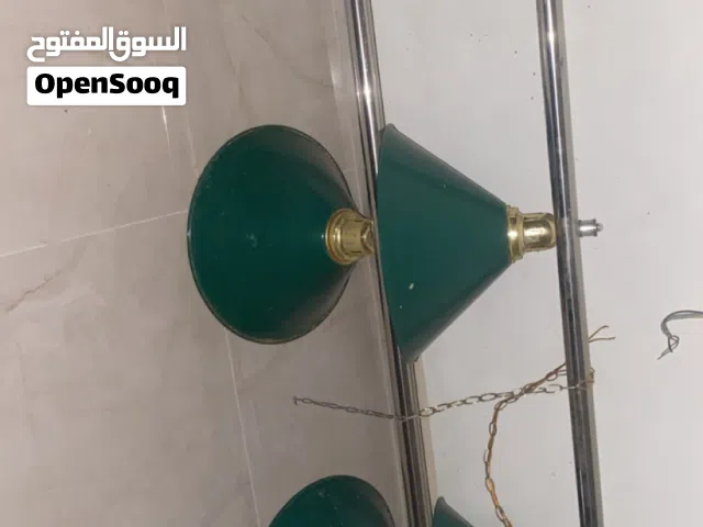 ثريات ضواو فوق طاولة البلياردو