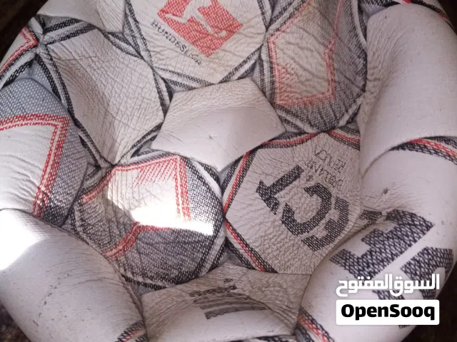 كرة قدم في حال الجيد هريان خفيف جدن اصليه  ثقيله جدن على القدم