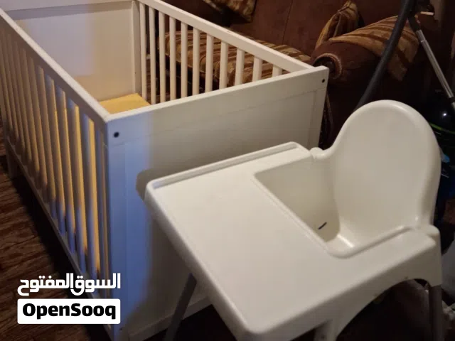 سرير اطفال من IKEA وكرسي طعام للاطفال