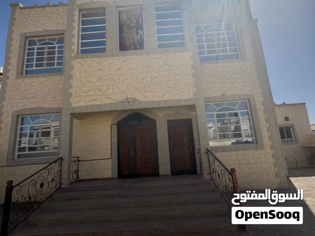 للبيع فيلا في المعبيلة الجنوبية قريب من الشارع السريع وخلف مركز العامري للتسوق