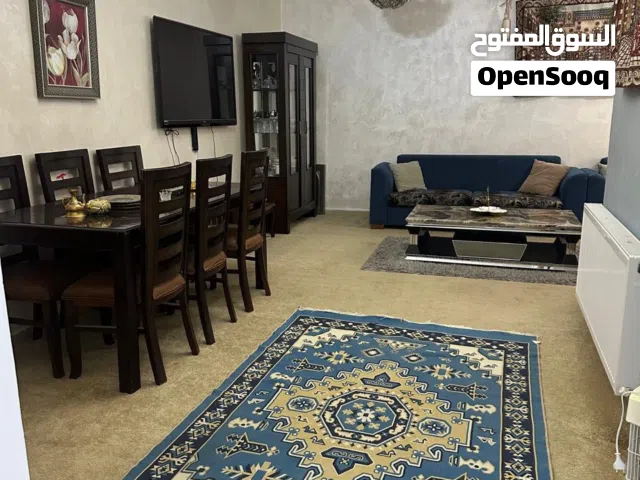 شقة ارضيه للايجار بضاحيه الرشيد شهري او سنوي -مفروش-مع ساحه خارجيه مساحه 120م