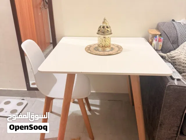 طاوله طعام صغيره +كرسي واحد