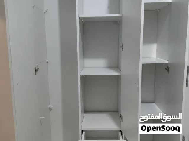 خزانه بالإضافة إلى مكتب دراسة قطعتين