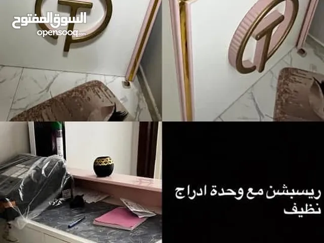 مكتب استقبال مع وحدة ادراج