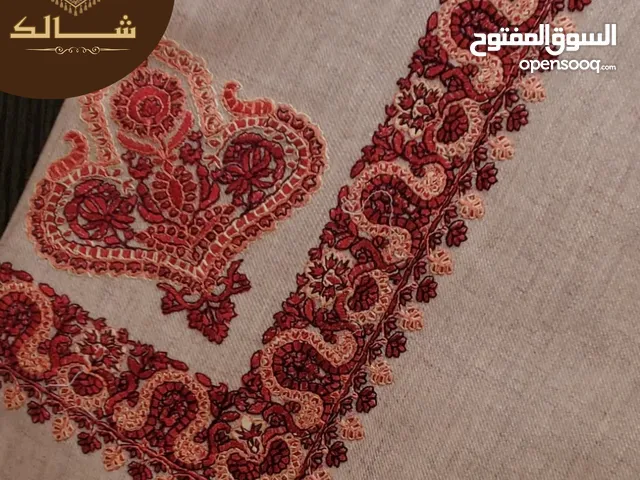 تميز وفخامة من أول لفة... لفت أنظار، هيبة حضور، ولمسة تراثية تنقال عنها سوالف شـال حميري مصوّف