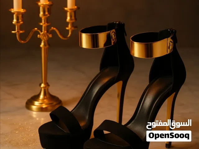 حذاء نسائي كعب عالي مقدف لون اسود استيراد خاص قياس من 39 إلى 40 جديد غير مستعمل كواليتي عالي جدا