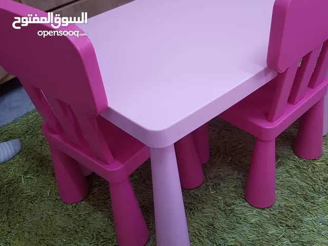 طاولة و كراسي ايكيا عدد 2 لون زهري