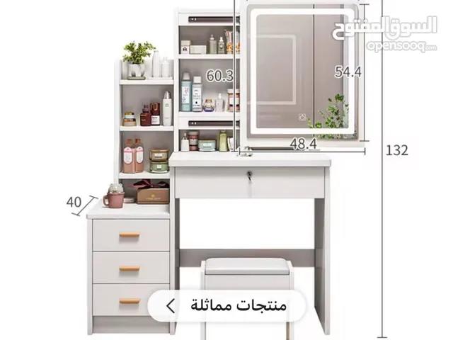 تواليت أنيق ومرتب مع مرآة وخزانة مخفية