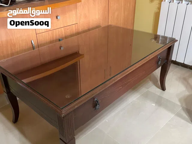طاولة صالون بحالةجيدة جدا مع جارور