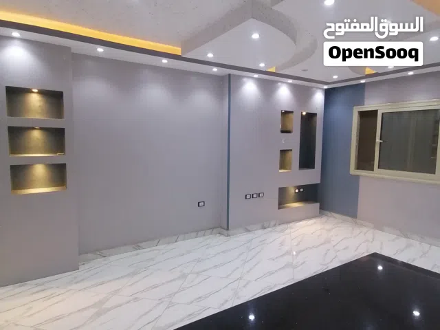 شقة جديدة بالكامل موقع مميزبمنطقة ط تشطيب مهندس ديكور بجانب النادي ومسجد العوضى وبالقرب من ثلاثة بوا