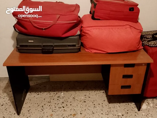 طاولة مكتب مستعملة نظيفة للبيع