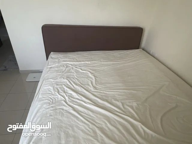 سرير لغرفة نوم مع مرتبة نوم