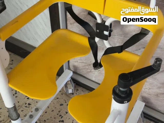 كرسي متحرك مستعمل للعجزة وكبار السن