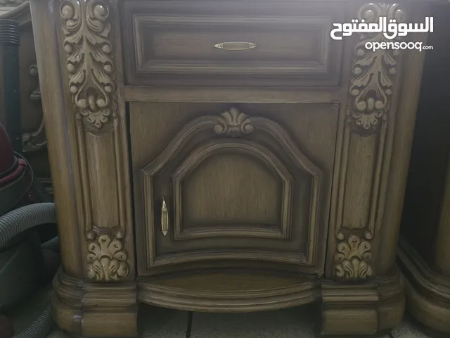 غرفه نوم أصليه-خشب زان أصلي كامله محتوياتها شبه جديده