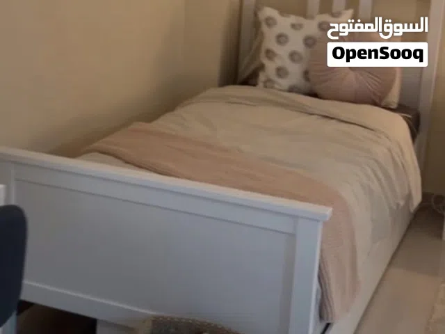 سرير مستعمل للبيع مع ادرج للتخزين استعمال فتاه نظيف و شامل الاسفنج ( الماترس) و الادرج