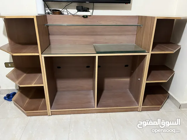 بوفيه كبير مع ثلاث طاولات مع وحدة كبير