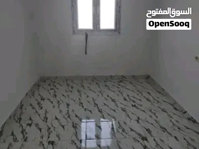 ( مطلوب راس ورويس ) شقة للايجار في شارع عشرين خلف مصرف الوحدة ب1200 شهري + عمولة مكتب