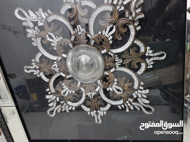 برواز زجاج بحالة ممتازه 90×90 ومعلق جدارية عدد 1 فقط 10 ريال