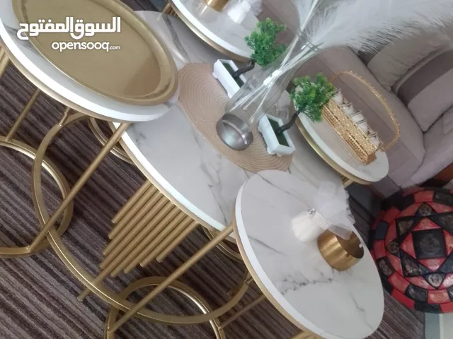 طاولة وسط مع اربع طاولات سيرفس بحاله الجديد استعمال خفيف جدااا بسعر مغري