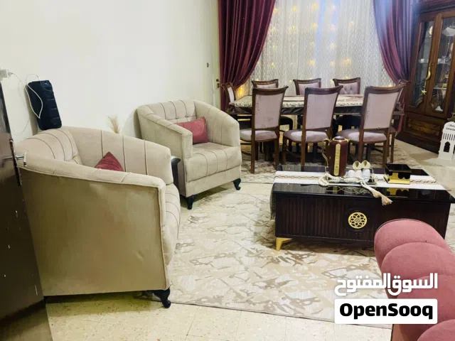 طقم كنبات لون فاخر تنجيد 100% استعمال بسيط مع طقم طربيزات فاخر لون جوزي بسبب الرحيل ممتاز جدا