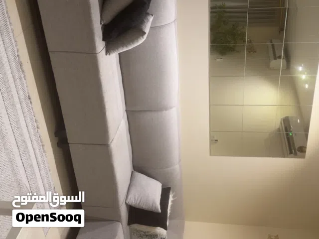 للبيع كنب زاوية بحالة ممتازة وشبه جديدة