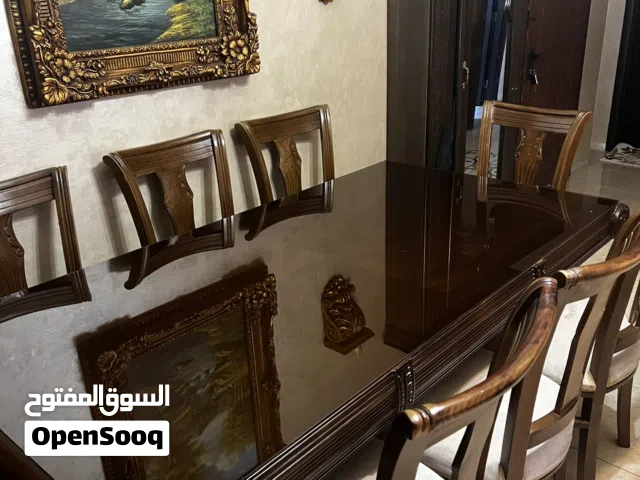 طاولة سفرة مع 8 كراسي للبيع بحالة ممتازة