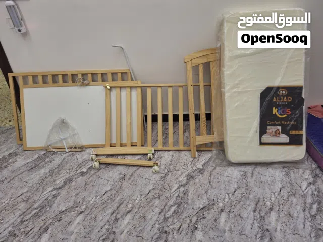 سرير اطفال استعمال قليل صارله  خمس أشهر
