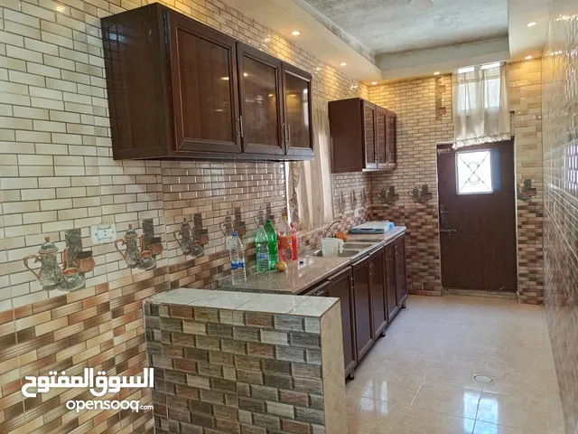 بيت مستقل.بسعر مغري .بداعي السفر.منطقة الجويدة..3 غرف.1صالون .1حمام.1مطبخ.حديقة.مساحات حوالين البيت.