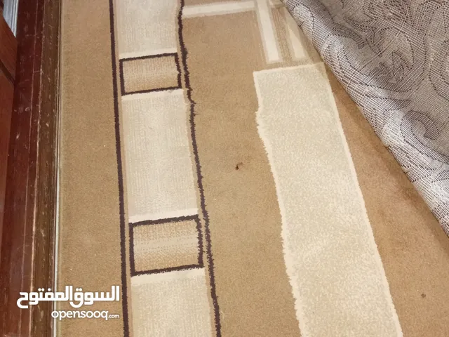 سجادتين وبردايتين وطاوله مع اربع كراسي للبيع