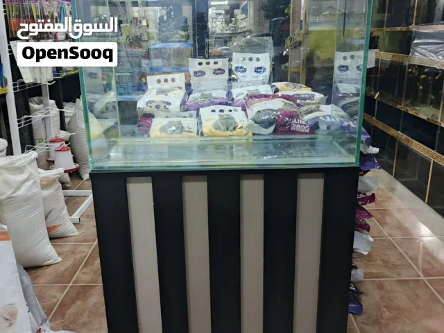 احواض سمك مع طاولته
