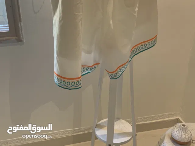 قميص وشرت نوع قماش بارد علي لبس مقاس 4 اكس وسيع وموريح يصلح رجالي ونسائي حق رياضه حق طلعه