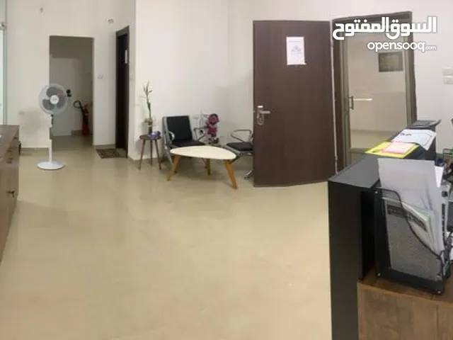 سوبر ديلوكس ، تجاري الطابق الثالث  مساحة 100متر  يصلح لكافة المصالح التجاريه